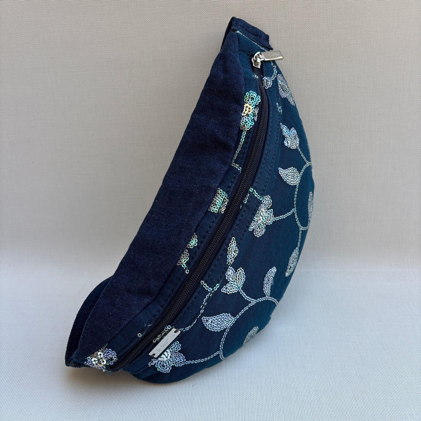 Riñonera - Bandolera Retrochic Mónica “Blue Night Flowers” · Pieza Única Núm. 19156