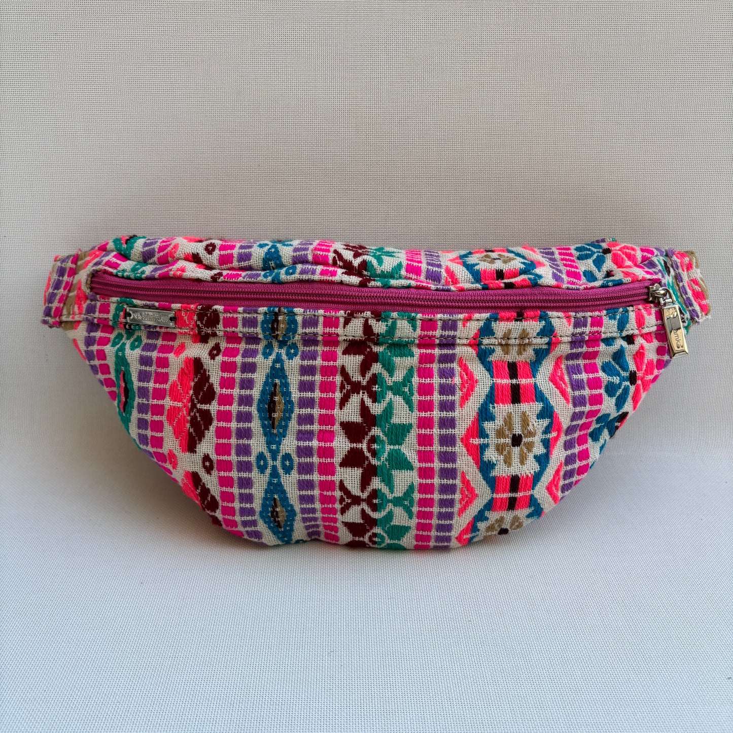 Riñonera - Bandolera Retrochic Mónica “Folk Fucsia” · Pieza Única Núm. 19151