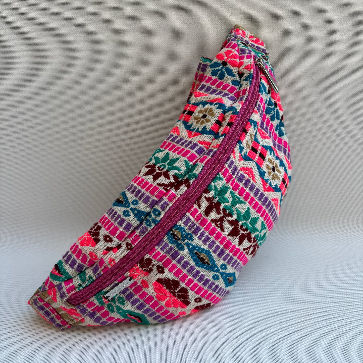Riñonera - Bandolera Retrochic Mónica “Folk Fucsia” · Pieza Única Núm. 19151