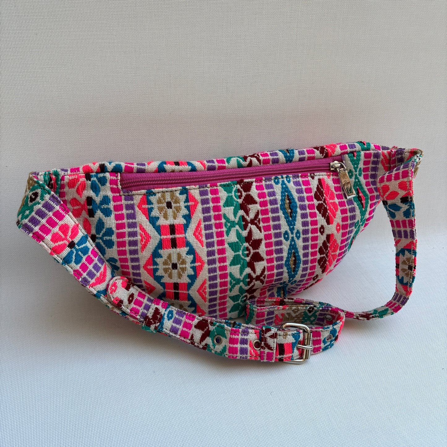 Riñonera - Bandolera Retrochic Mónica “Folk Fucsia” · Pieza Única Núm. 19151