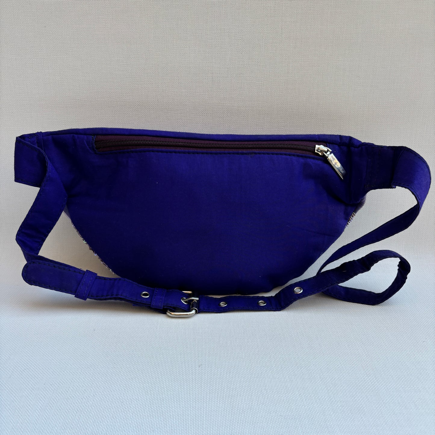 Riñonera - Bandolera Retrochic Mónica “Purple Bloom” · Pieza Única Núm. 19150