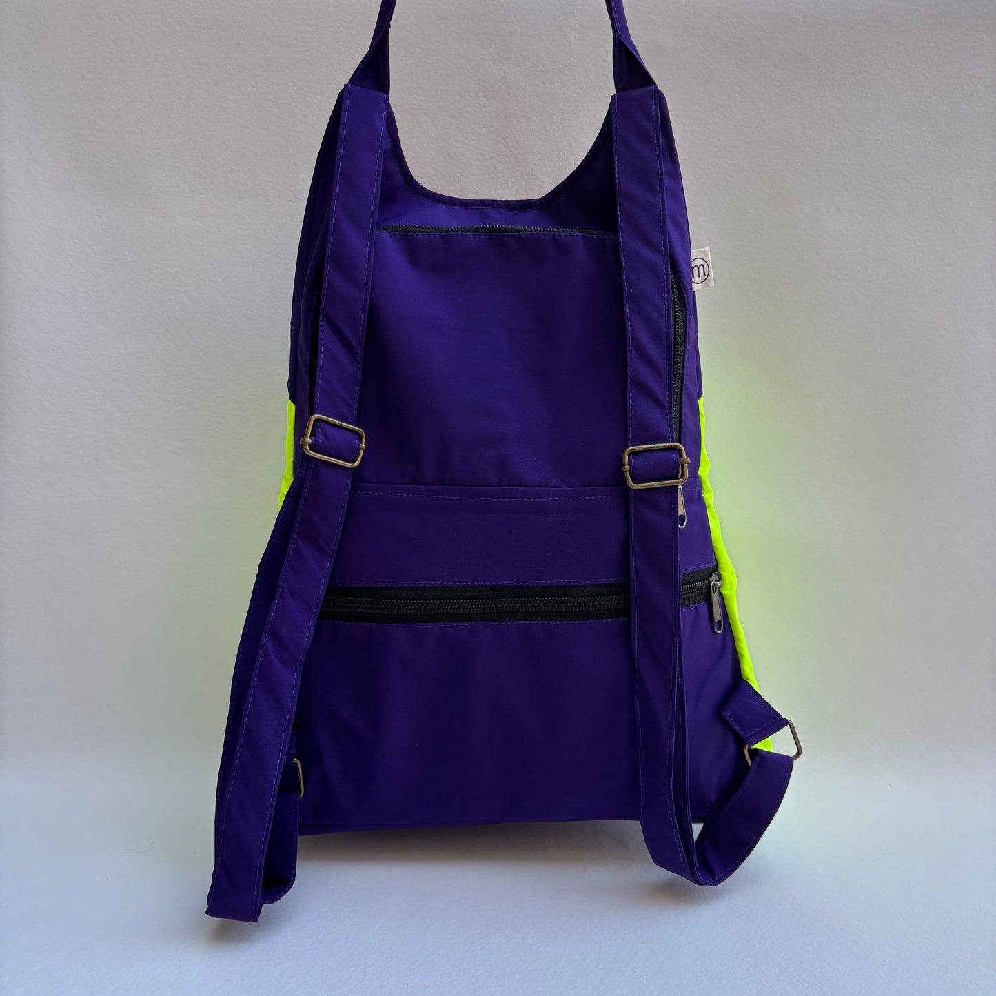 Mochila "Bhaktapur" Verde Fluor + Morado Lila · Pieza Exclusiva 19236