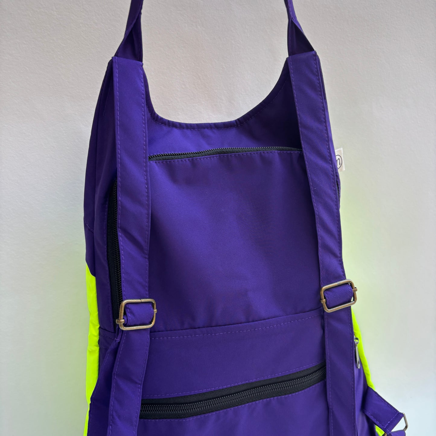 Mochila "Bhaktapur" Verde Fluor + Morado Lila · Pieza Exclusiva 19236