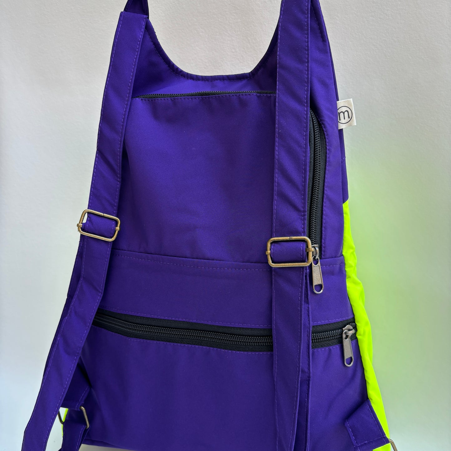 Mochila "Bhaktapur" Verde Fluor + Morado Lila · Pieza Exclusiva 19236