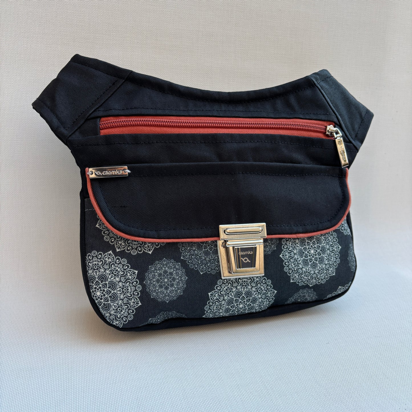 (TARA -20%) Riñonera "Special Black & Mandalas Top" · Impermeable + Bolsillo trasero · Pieza Única Núm. 16899