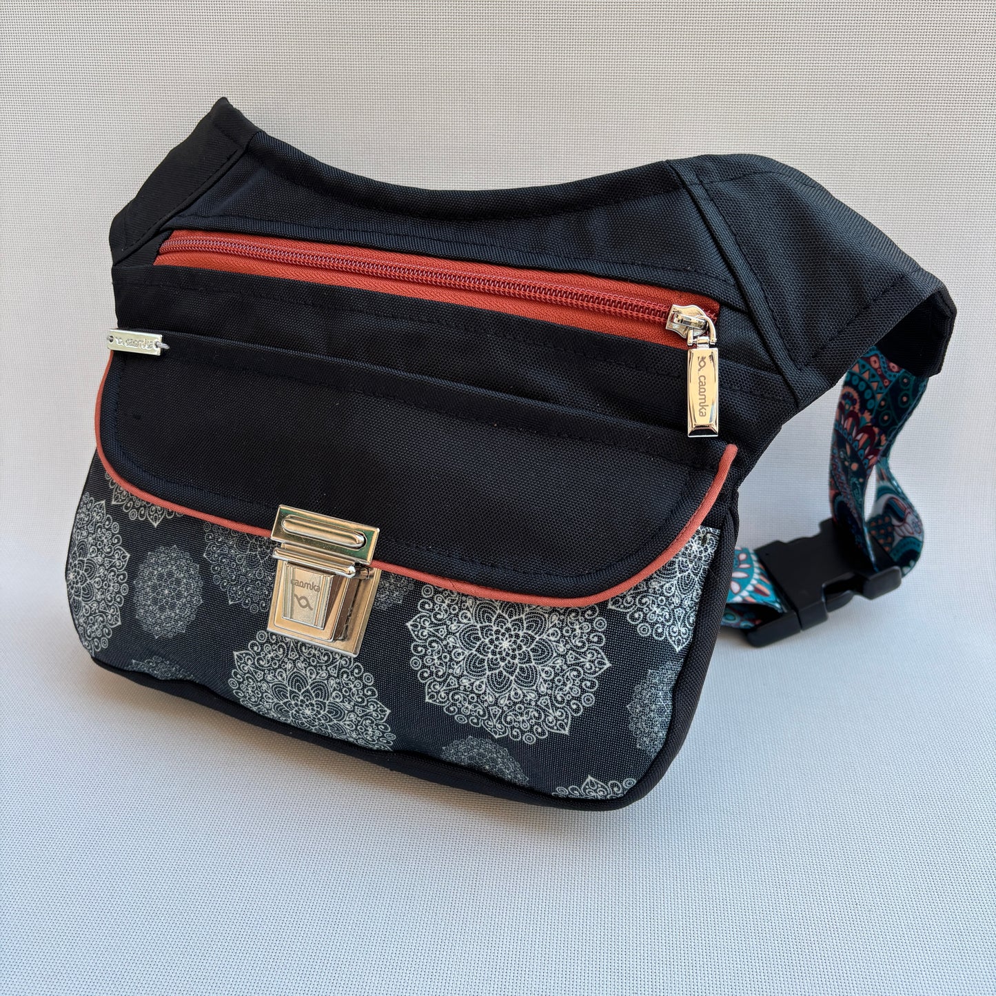 (TARA -20%) Riñonera "Special Black & Mandalas Top" · Impermeable + Bolsillo trasero · Pieza Única Núm. 16899