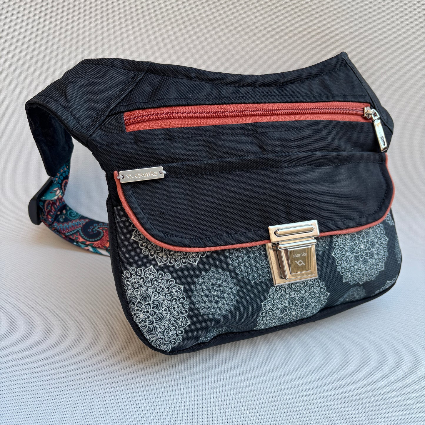 (TARA -20%) Riñonera "Special Black & Mandalas Top" · Impermeable + Bolsillo trasero · Pieza Única Núm. 16899
