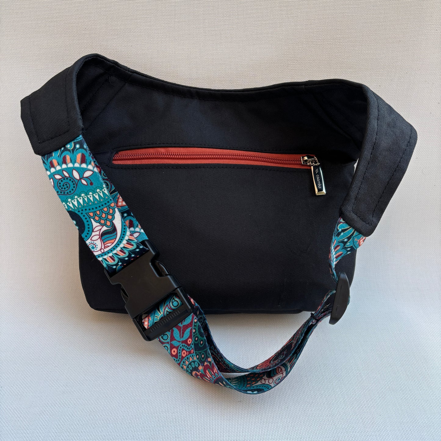 (TARA -20%) Riñonera "Special Black & Mandalas Top" · Impermeable + Bolsillo trasero · Pieza Única Núm. 16899