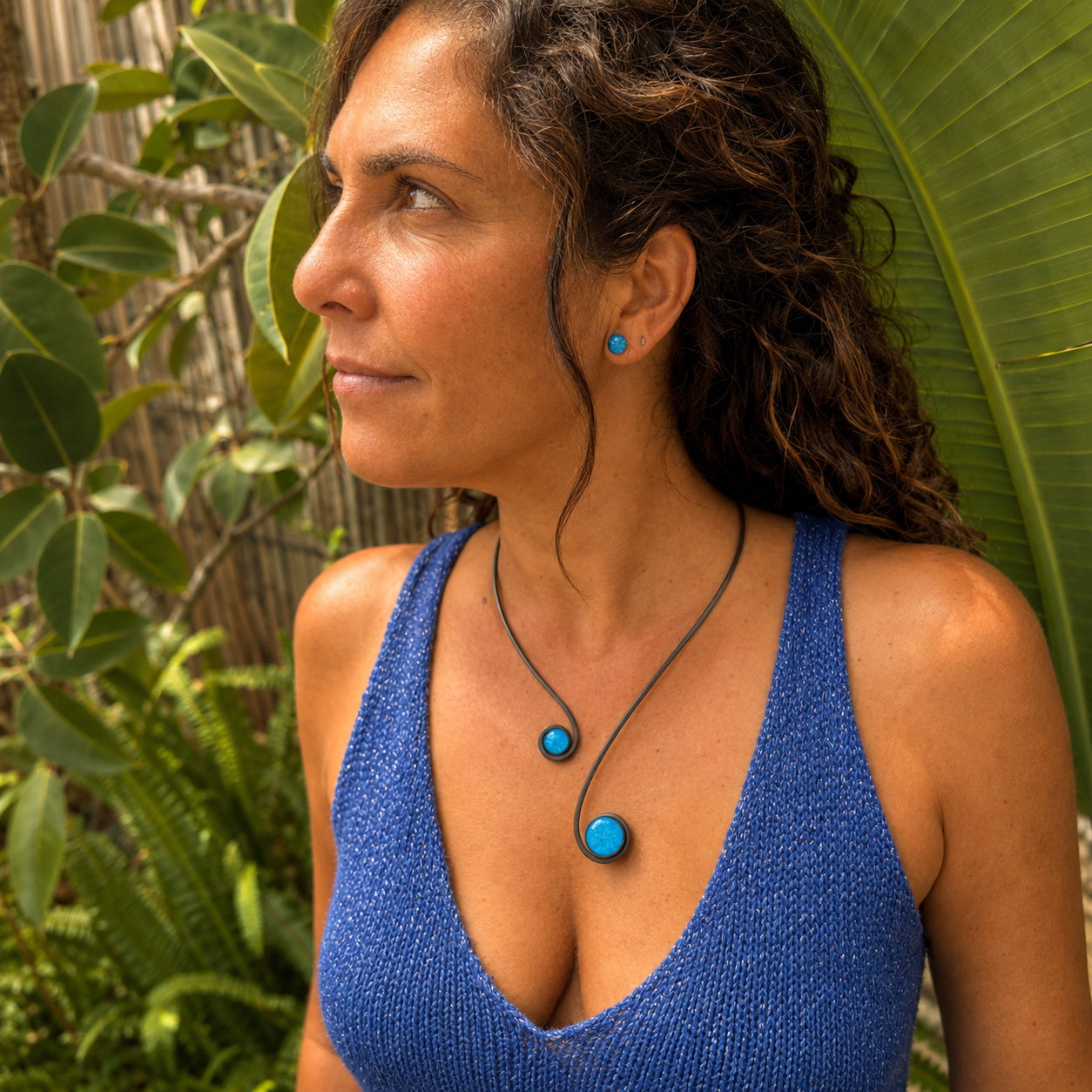 Collar "Doble Sol Azul" – Vidrio fundido y hierro forjado.
