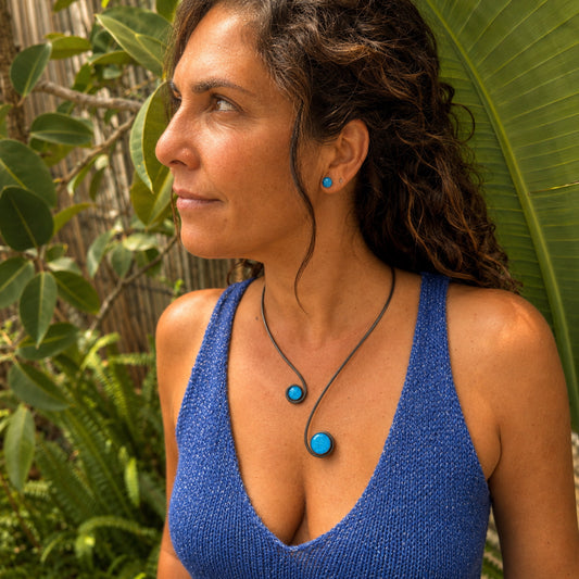 Collar "Doble Sol Azul" – Vidrio fundido y hierro forjado.