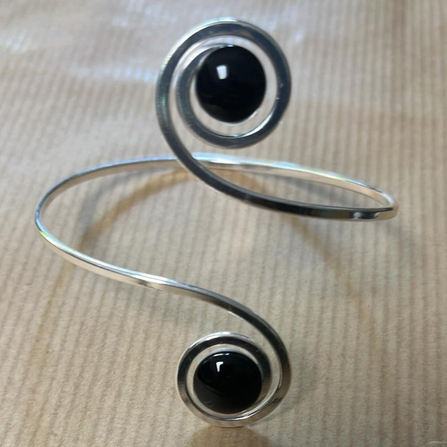 Brazalete Plata "Doble Sol Negro" – Vidrio fundido y hierro forjado bañado en plata.