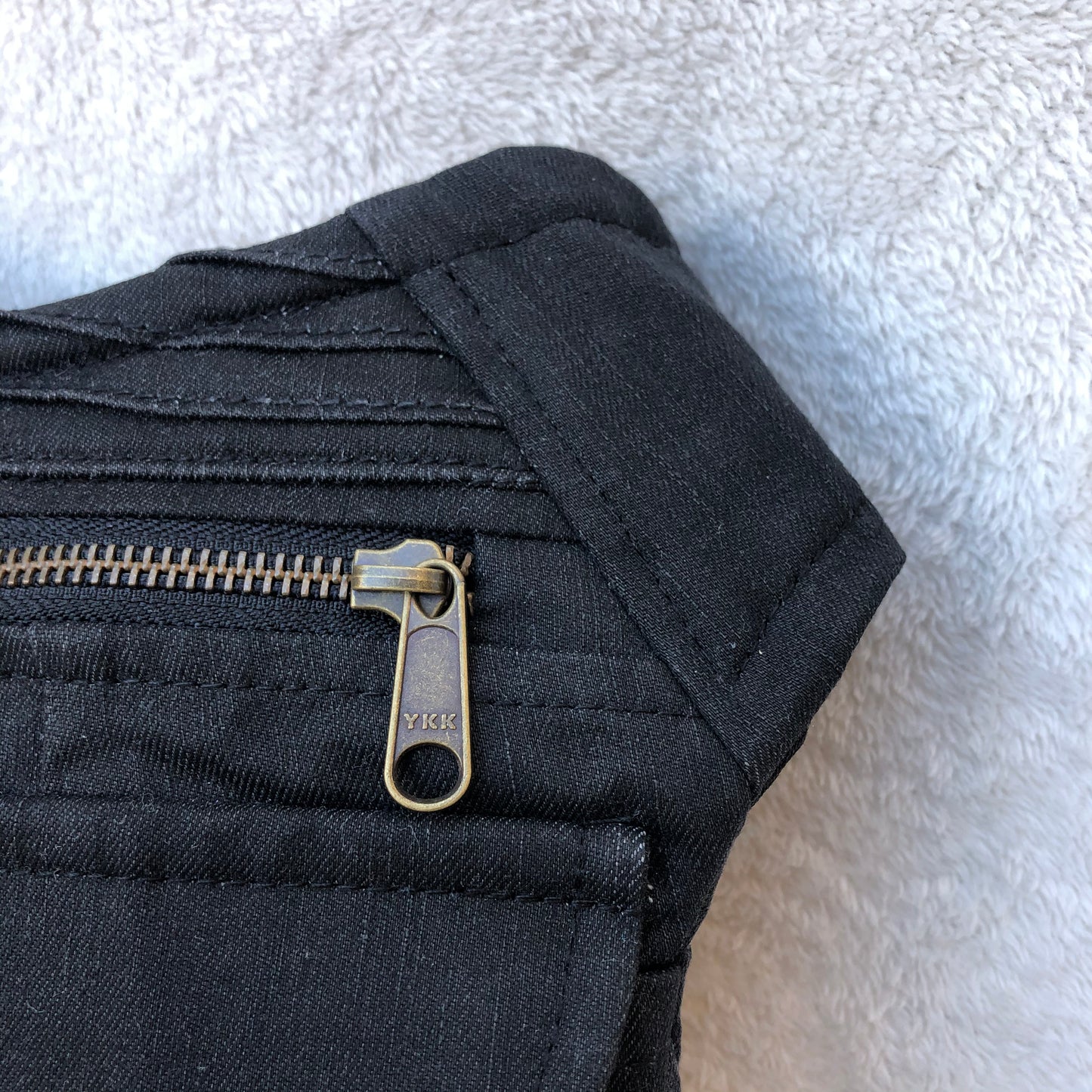 Jeans aus recyceltem Schwarz. Einzelstück Nr. 7017