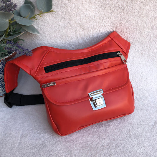 Special Woman in Red · Piel Vegana. Pieza Exclusiva Núm. 8738