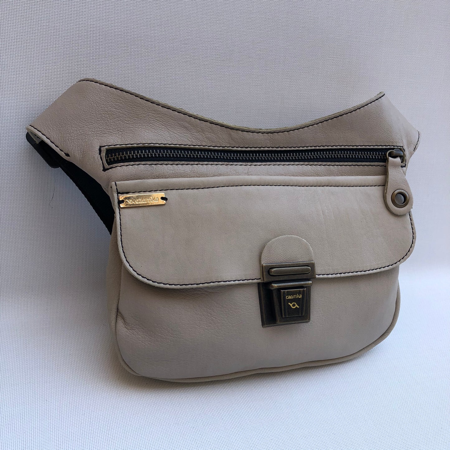 Classic Beige & Old Gold · Piel natural BioCuir® · Pieza Exclusiva Núm. 9760