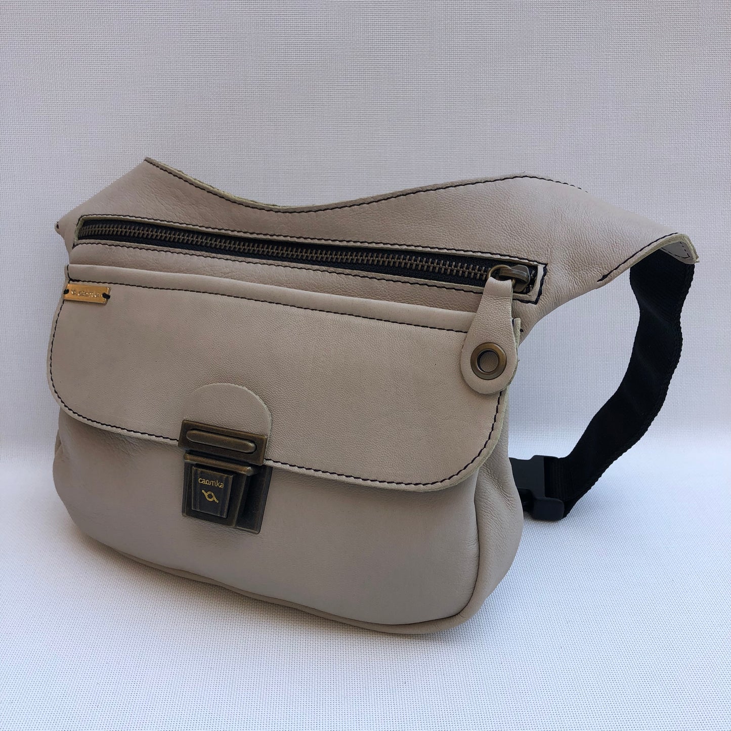 Classic Beige & Old Gold · Piel natural BioCuir® · Pieza Exclusiva Núm. 9760