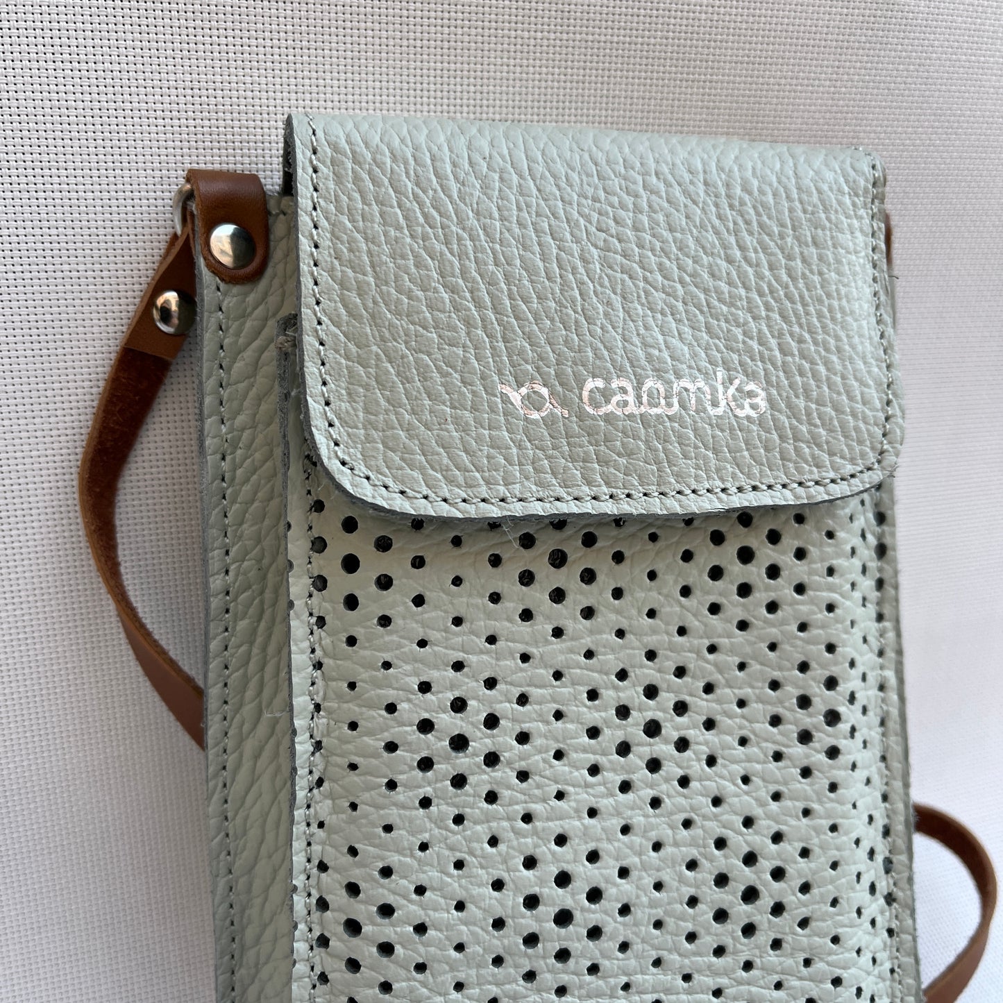 Porta Móvil · Diseño Aire · Piel natural · Verde