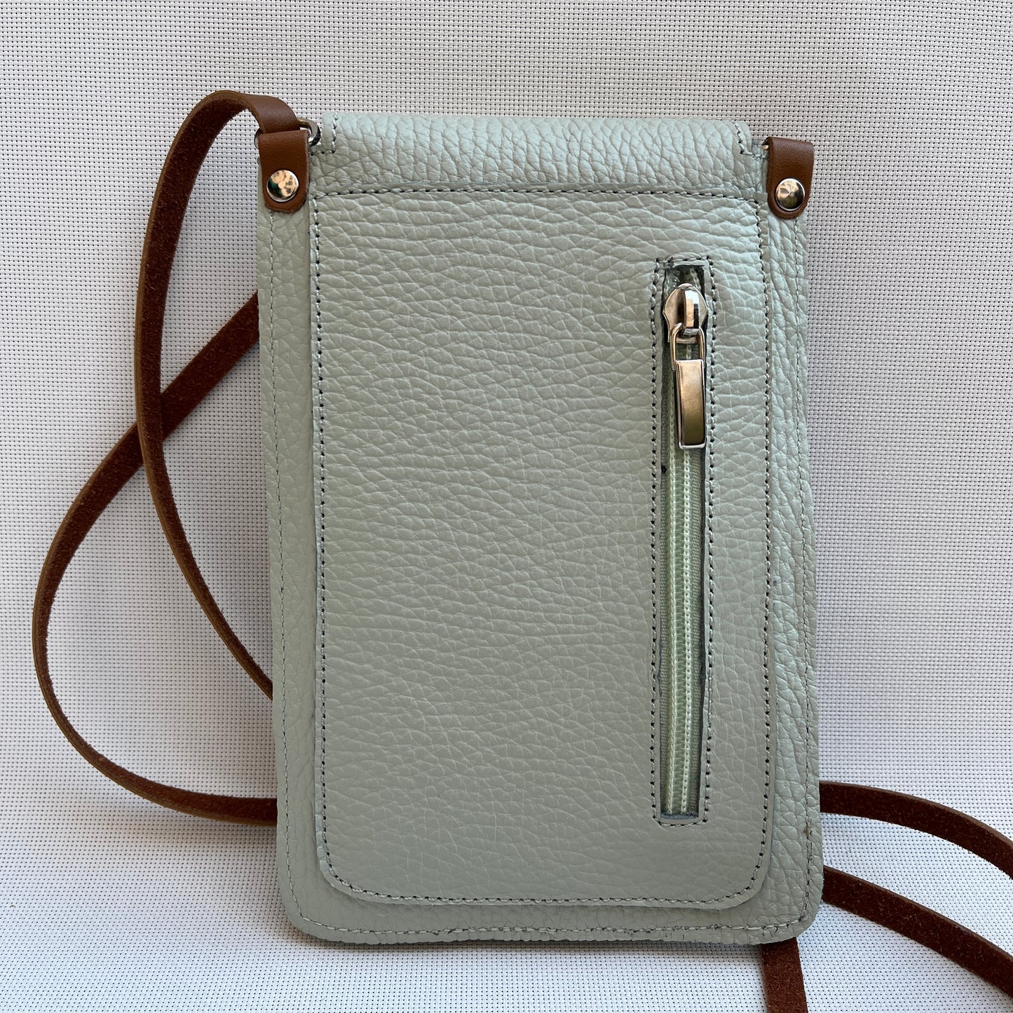 Porta Móvil · Diseño Aire · Piel natural · Verde