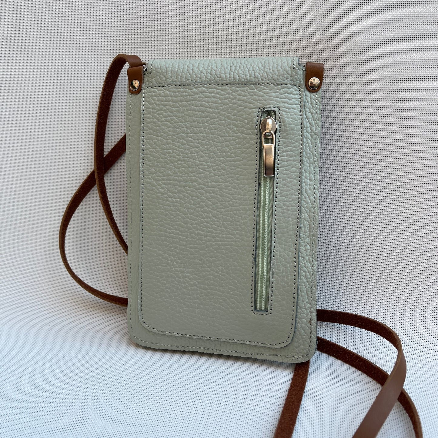 Porta Móvil · Diseño Aire · Piel natural · Verde