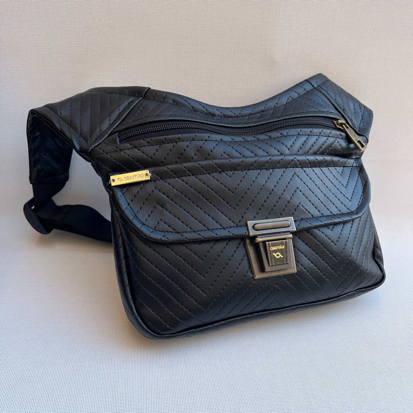 Special Elegant Black + Bolsillo trasero · Piel Vegana. Pieza Única Núm. 10815