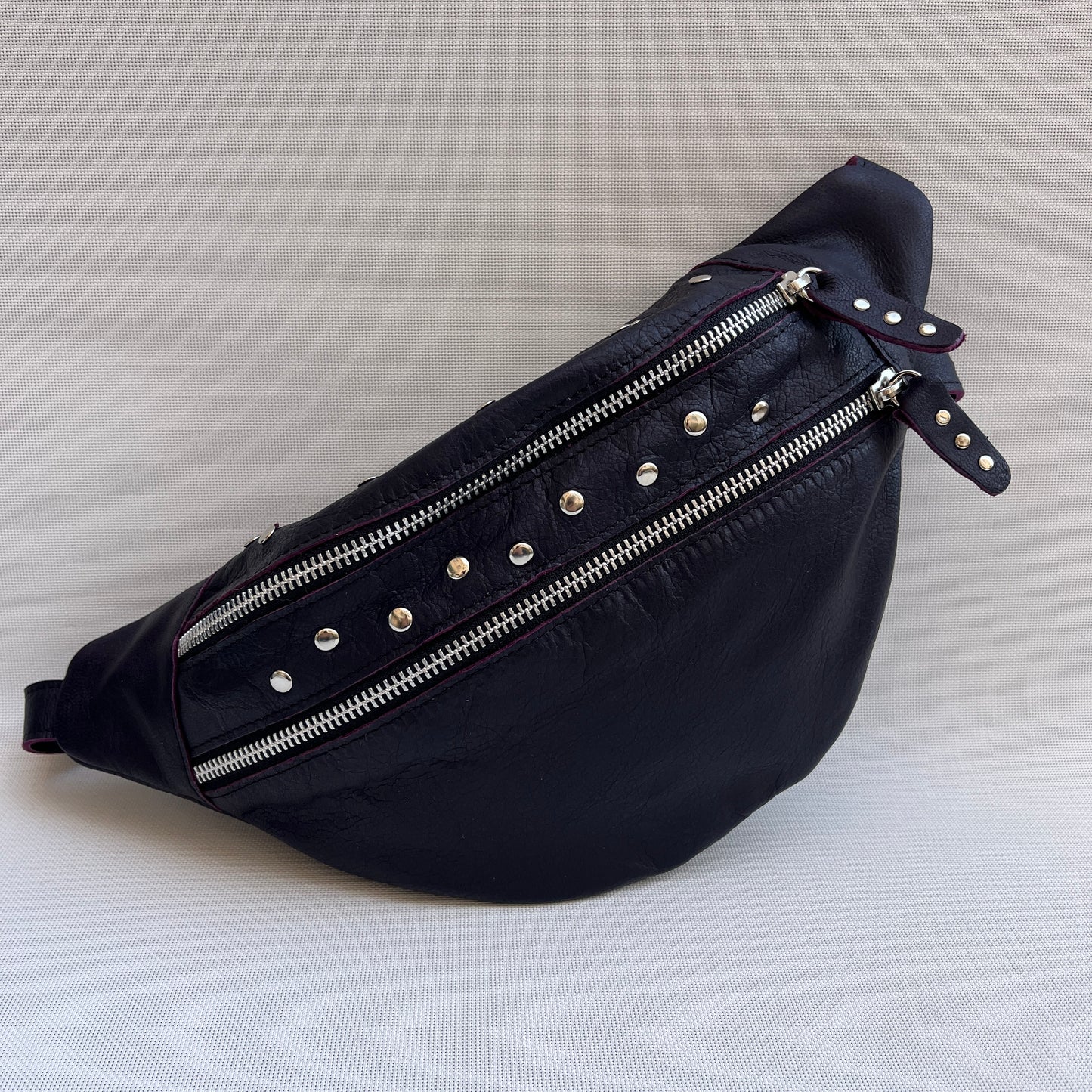 Premium Retro Chic Dark Purple · Piel natural BioCuir® · Pieza Exclusiva Núm. 12975