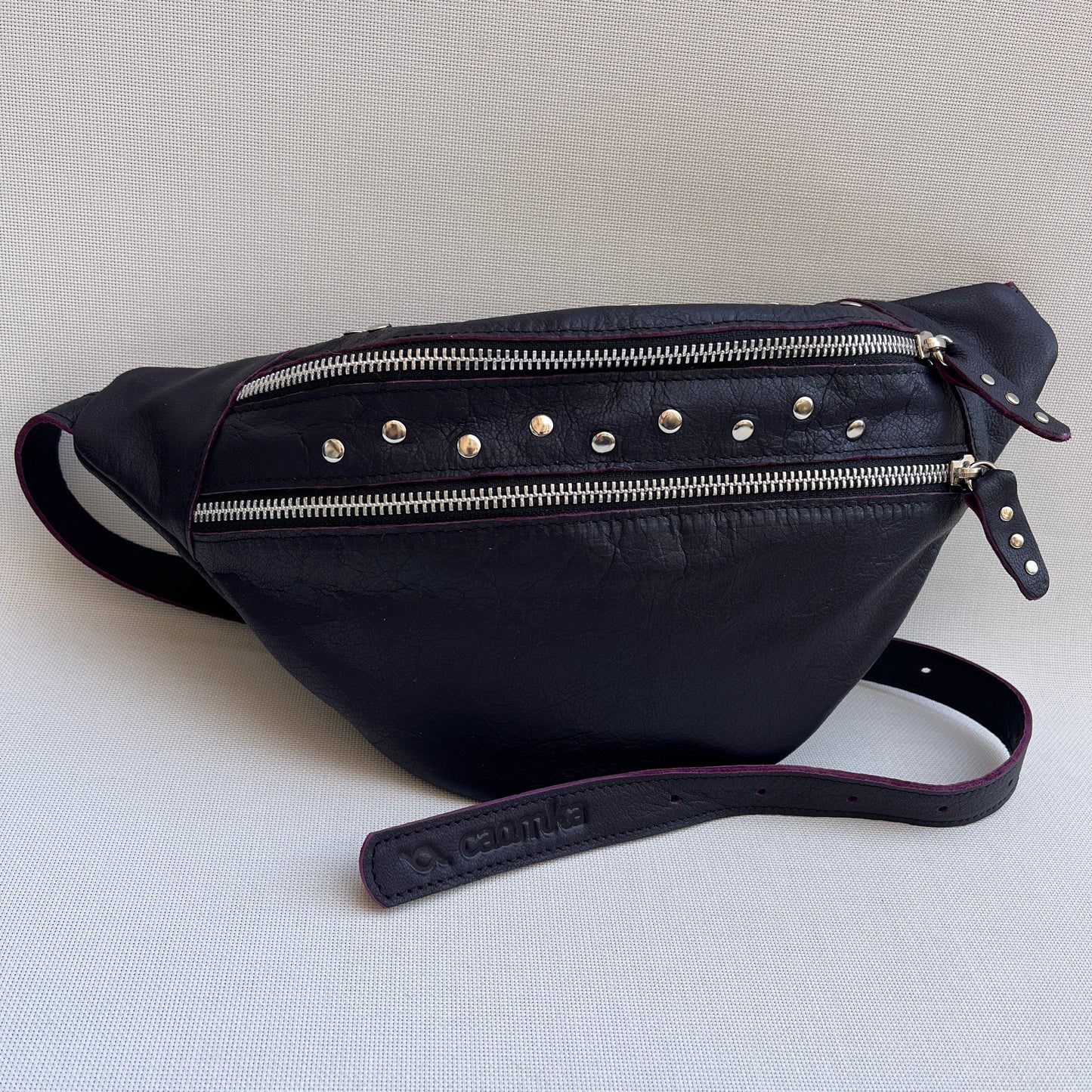 Premium Retro Chic Dark Purple · Piel natural BioCuir® · Pieza Exclusiva Núm. 12975