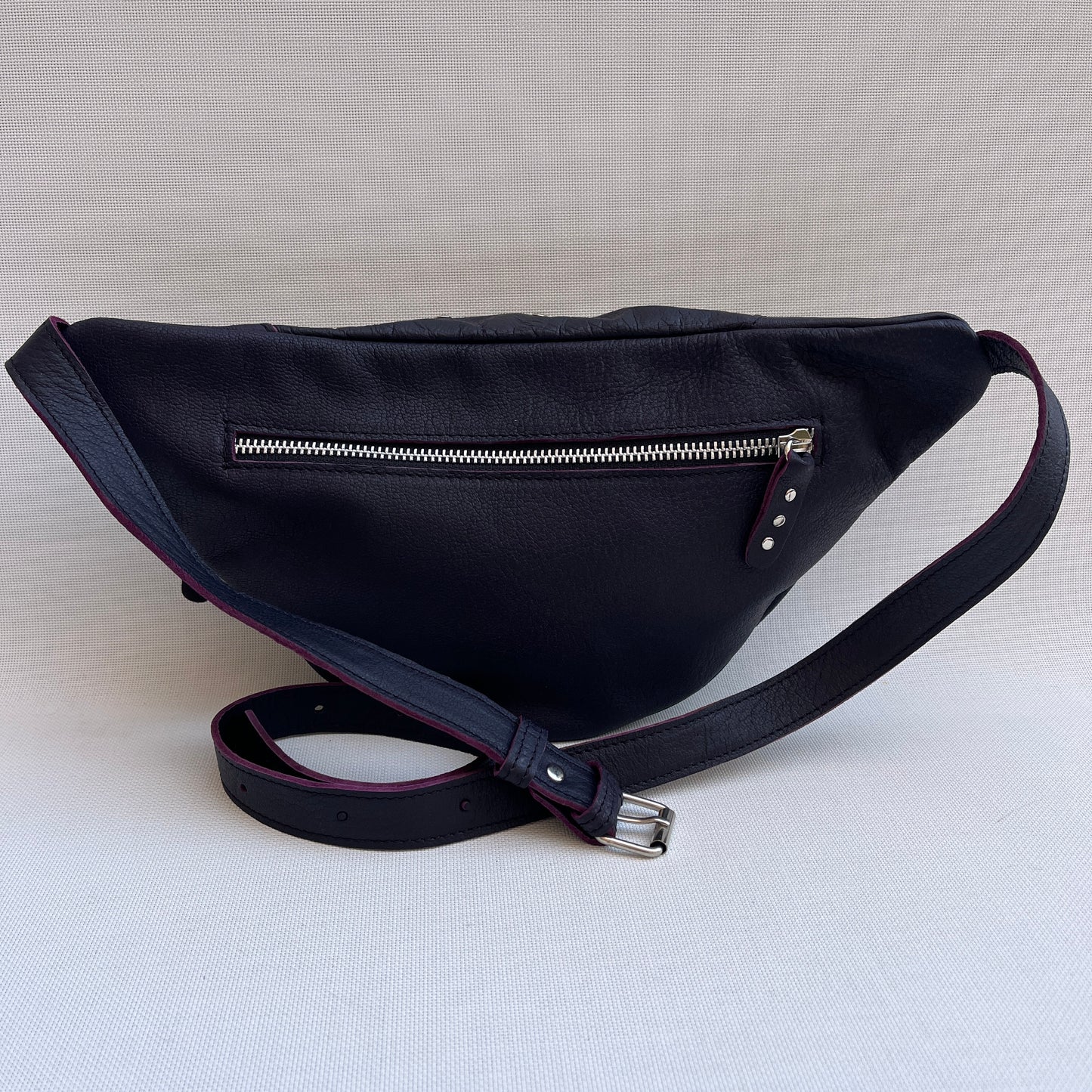 Premium Retro Chic Dark Purple · Piel natural BioCuir® · Pieza Exclusiva Núm. 12975