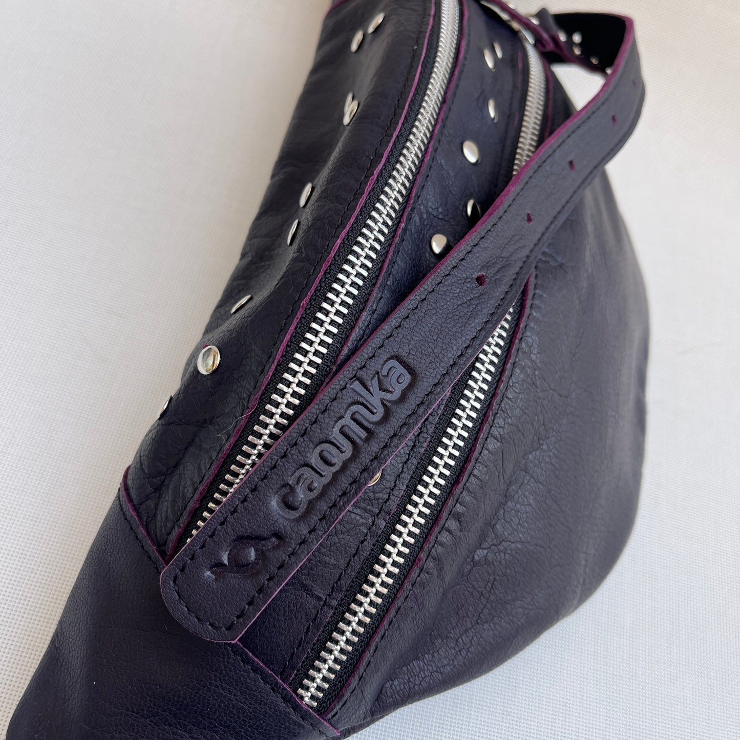 Premium Retro Chic Dark Purple · Piel natural BioCuir® · Pieza Exclusiva Núm. 12975