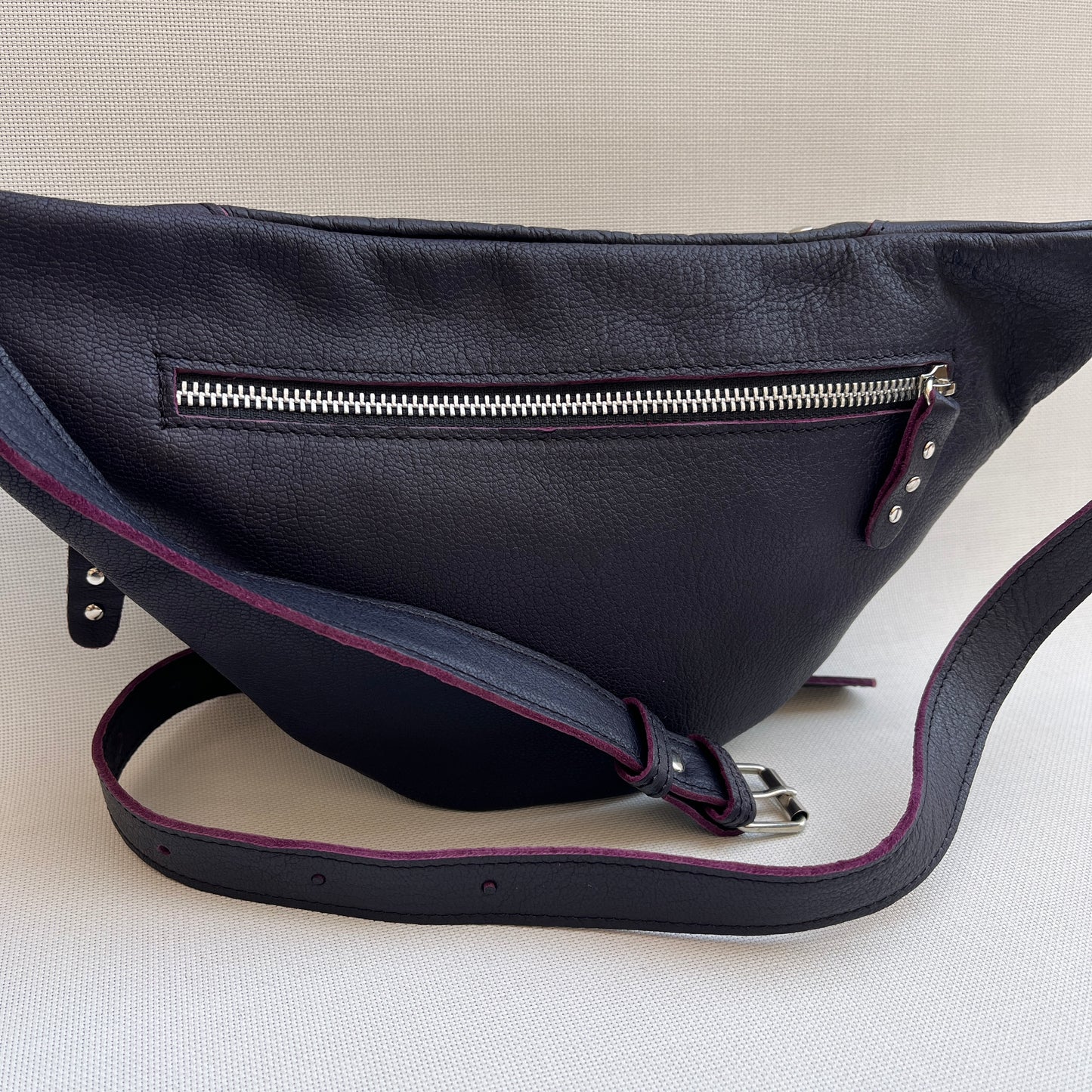 Premium Retro Chic Dark Purple · Piel natural BioCuir® · Pieza Exclusiva Núm. 12975