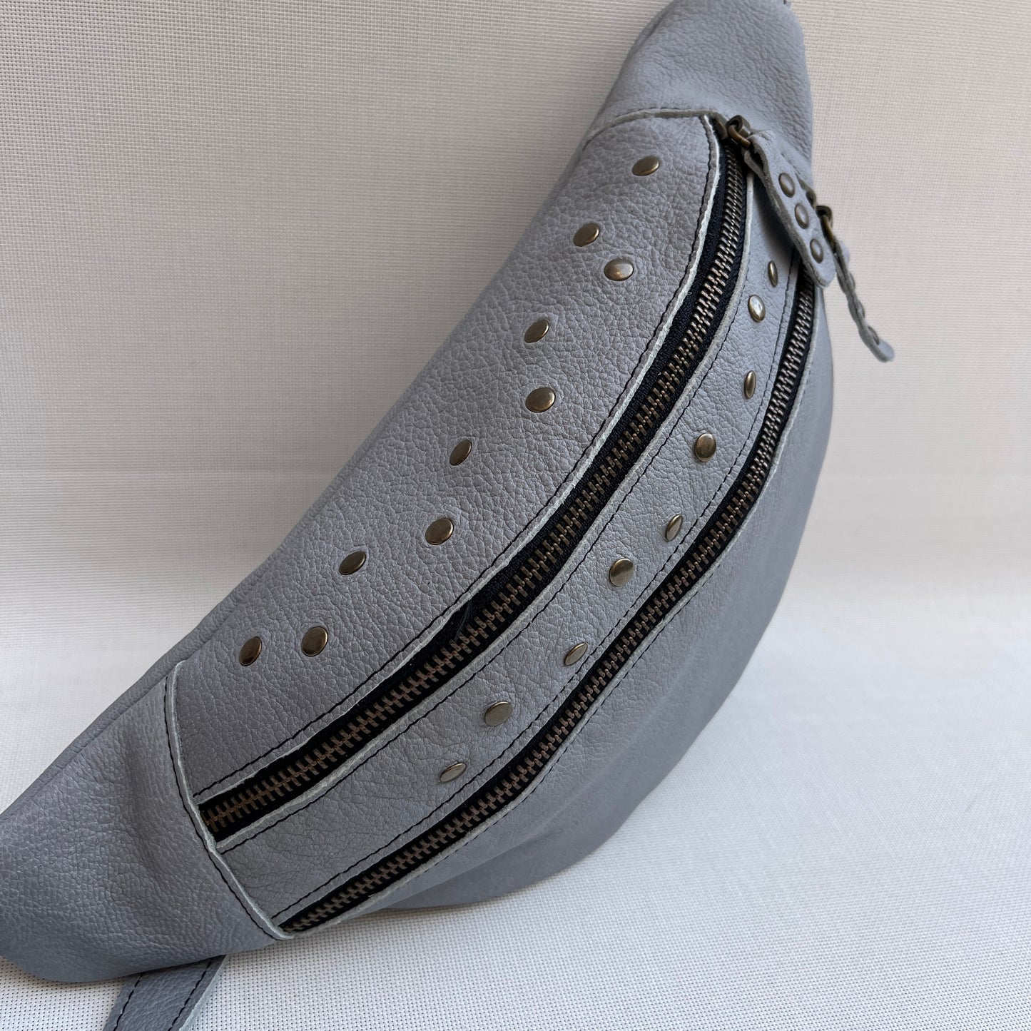 Premium Retro Chic Gris Perla · Piel natural BioCuir® · Pieza Exclusiva Núm. 12950