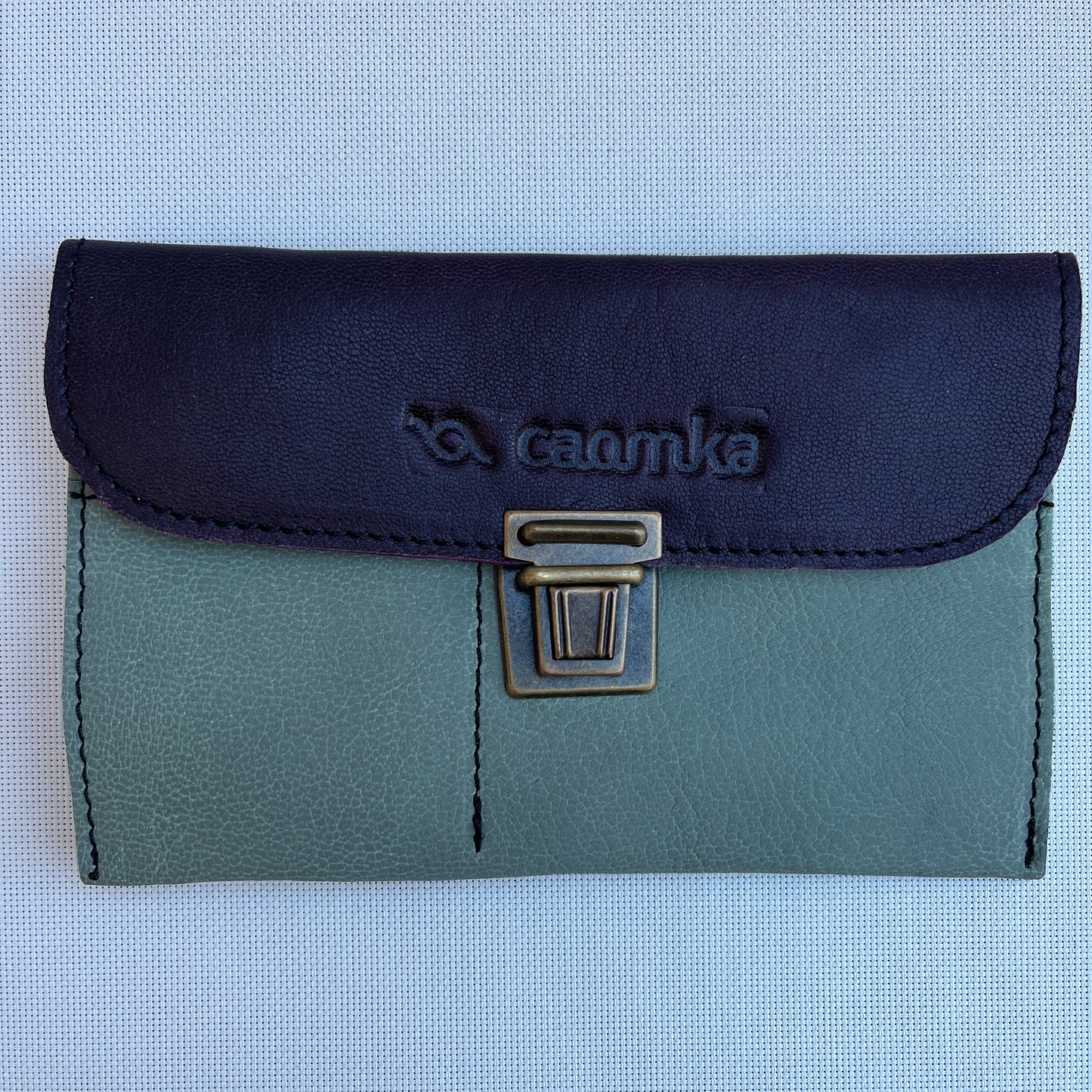 Monedero Plano CAOMKA · Piel natural BioCuir® · Pieza Exclusiva Núm. 13188