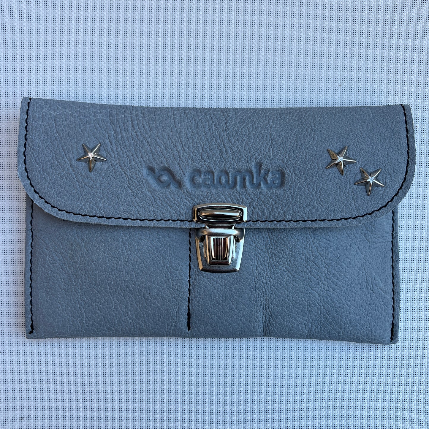 Monedero Plano Premium CAOMKA · Piel natural BioCuir® · Pieza Exclusiva Núm. 13183