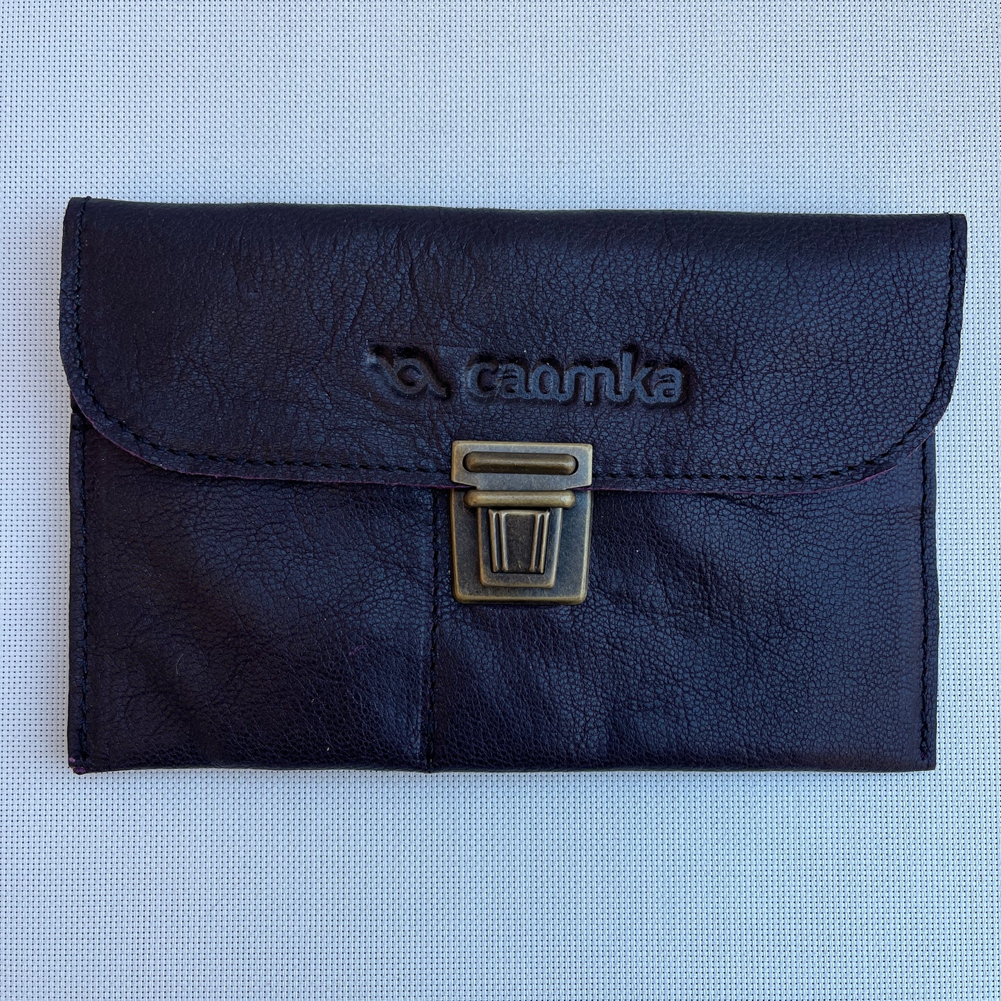 Monedero Plano CAOMKA · Piel natural BioCuir® · Pieza Exclusiva Núm. 13181