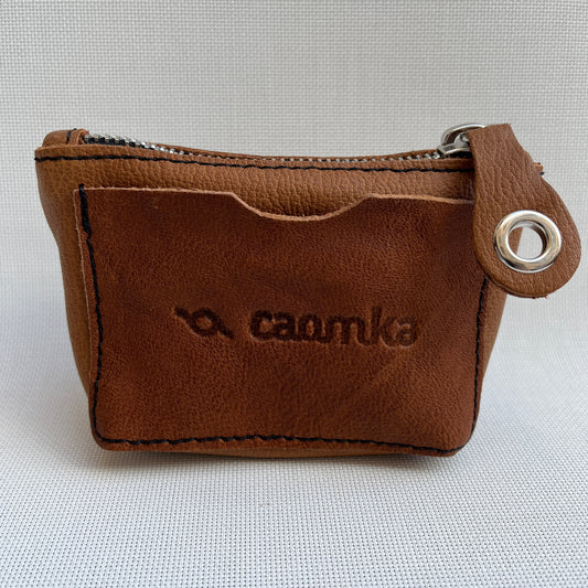 Monedero Wink CAOMKA · Piel natural BioCuir® · Pieza Exclusiva Núm. 10762