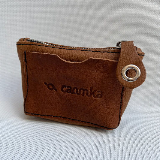 Monedero Wink CAOMKA · Piel natural BioCuir® · Pieza Exclusiva Núm. 10762
