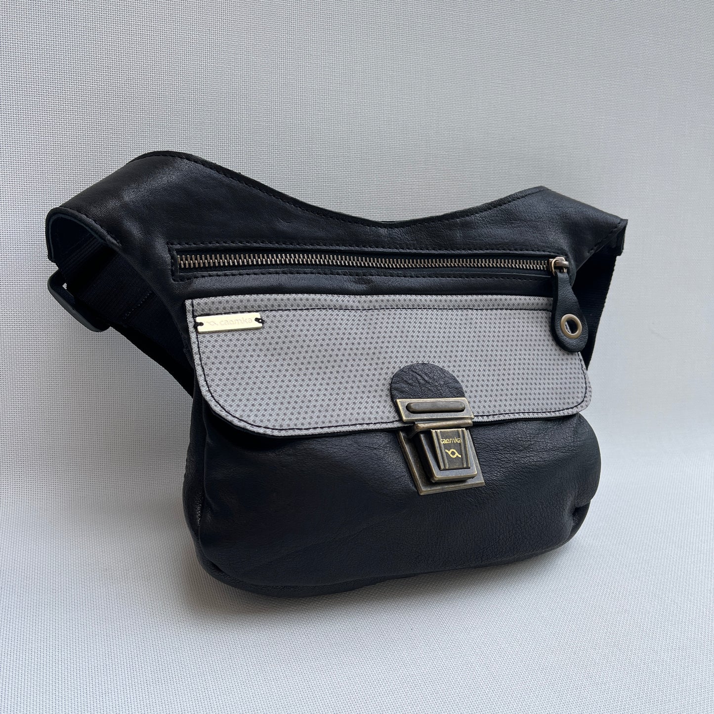 Special Black & Dots · Piel natural BioCuir® Pieza Exclusiva Núm. 12501