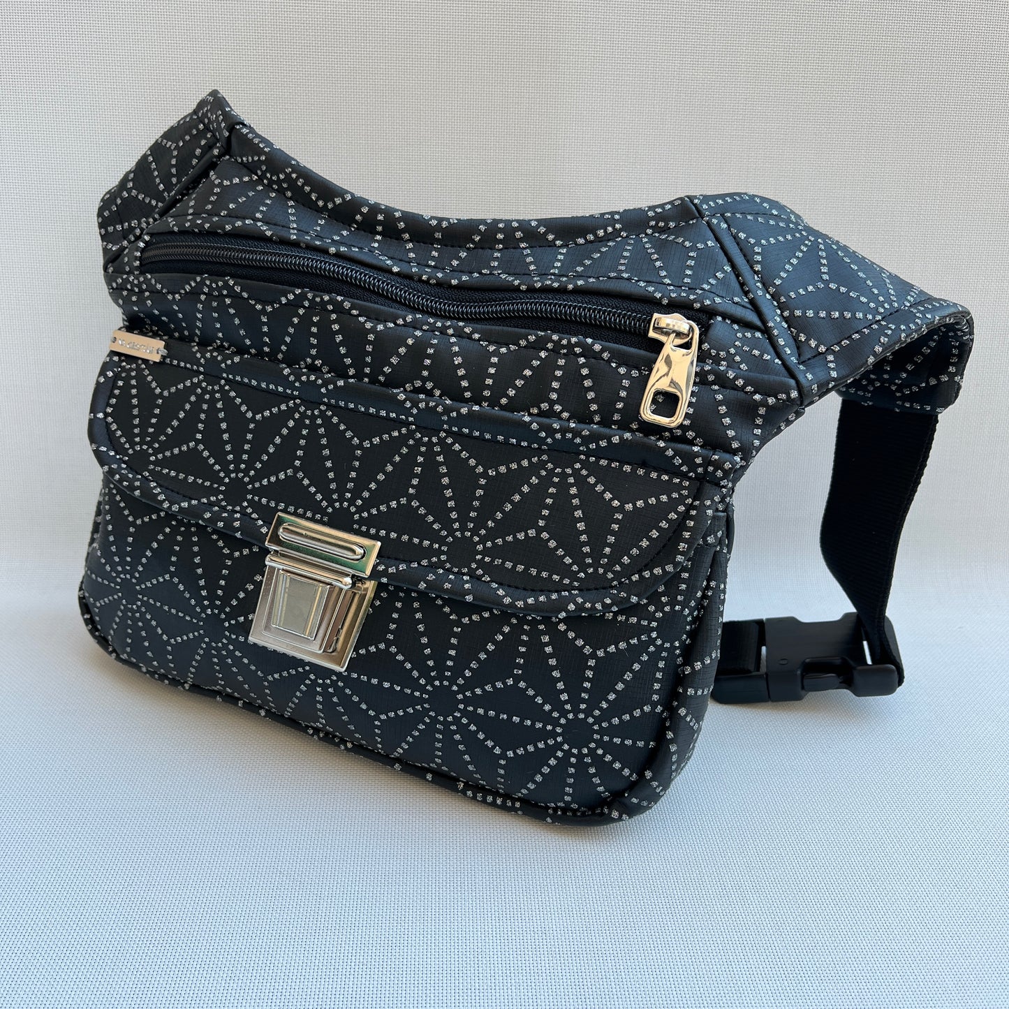 Spezielles elegantes schwarzes veganes Leder. Einzelstück Nr. 10967