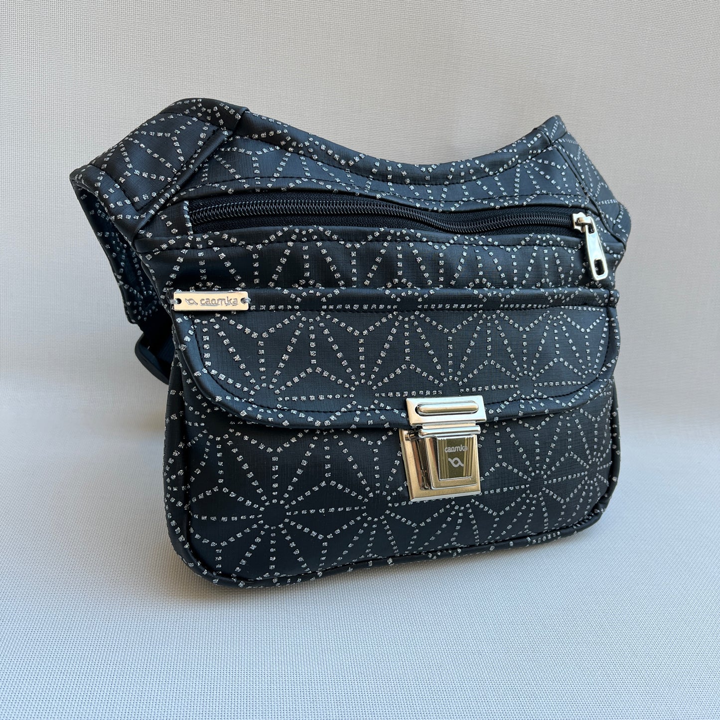 Spezielles elegantes schwarzes veganes Leder. Einzelstück Nr. 10967