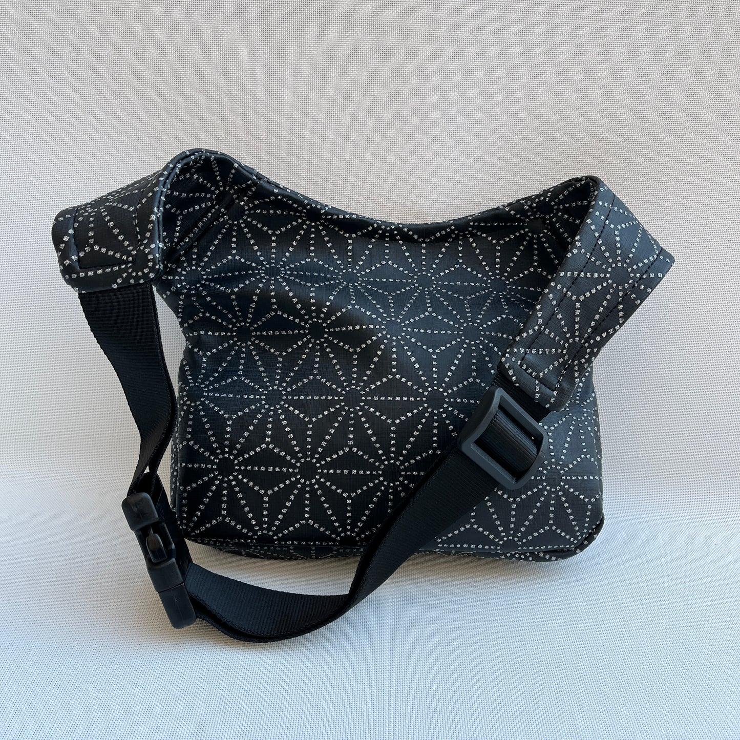 Spezielles elegantes schwarzes veganes Leder. Einzelstück Nr. 10967