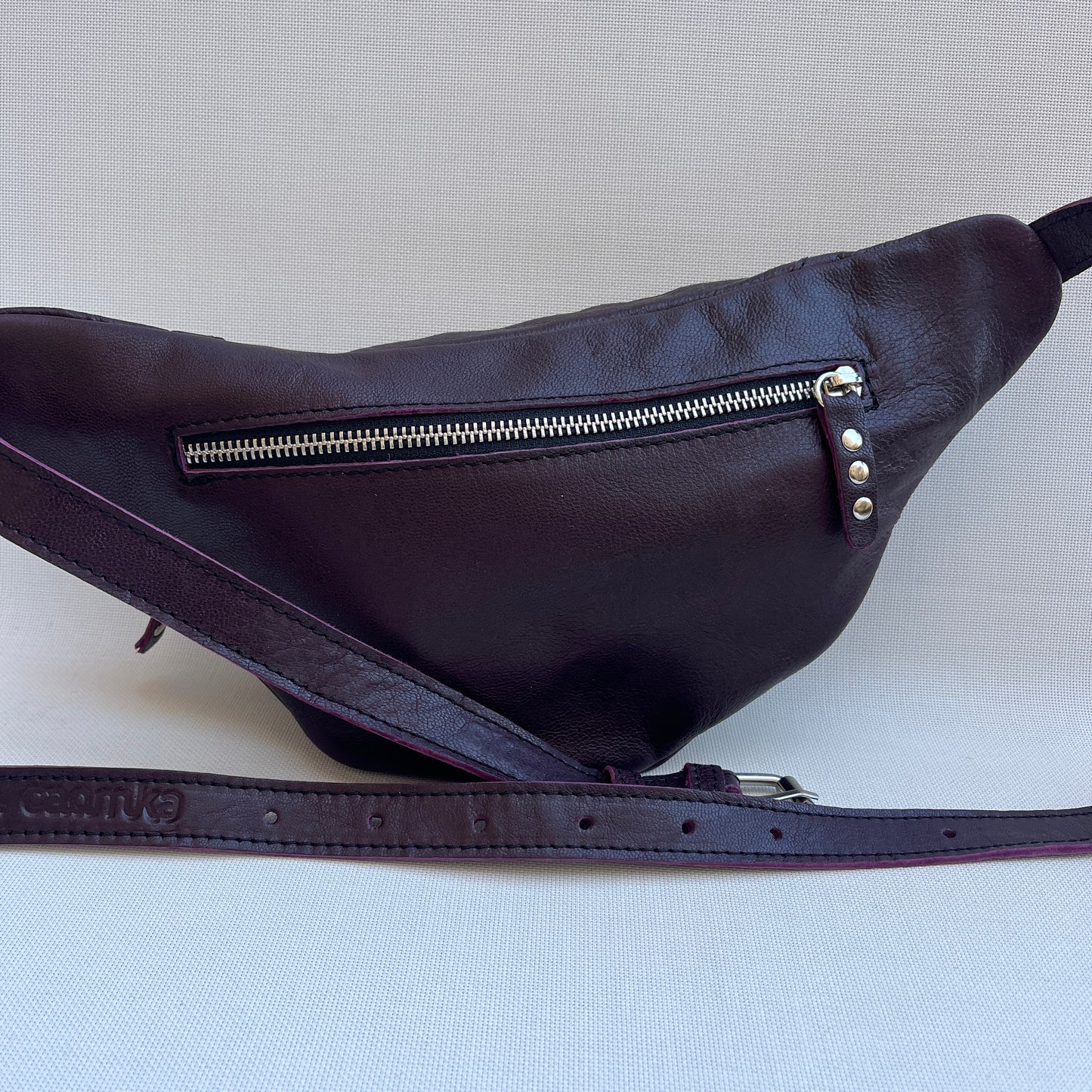 Retro Chic Dark Purple · Piel natural BioCuir® · Pieza Exclusiva Núm. 13385