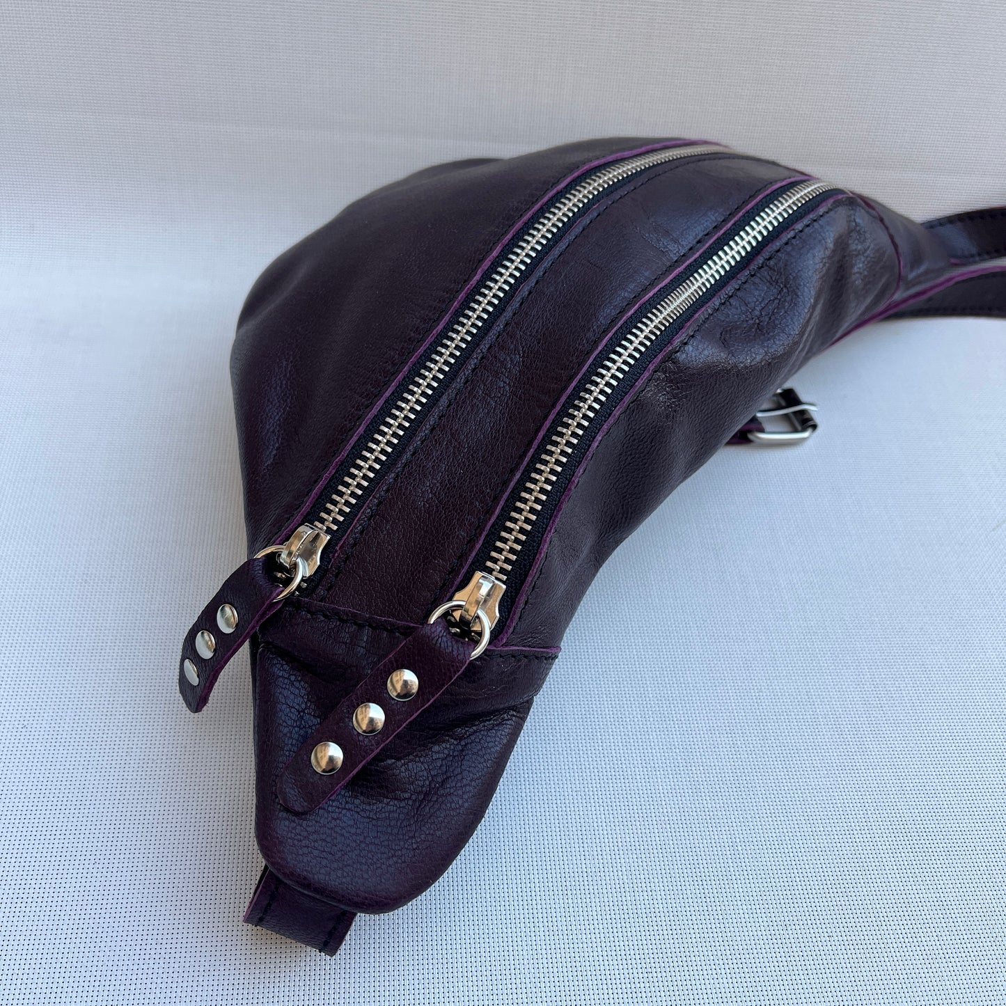 Retro Chic Dark Purple · Piel natural BioCuir® · Pieza Exclusiva Núm. 13385