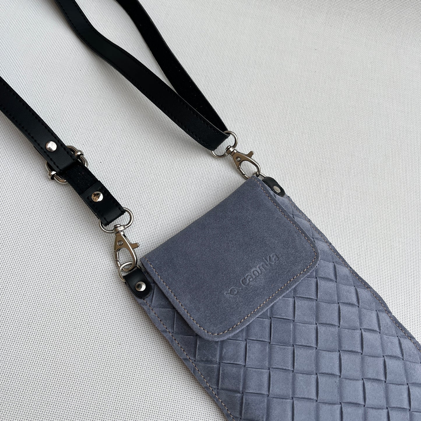 Porta Móvil · Diseño Tierra · Piel Serraje Trenzado · Azul