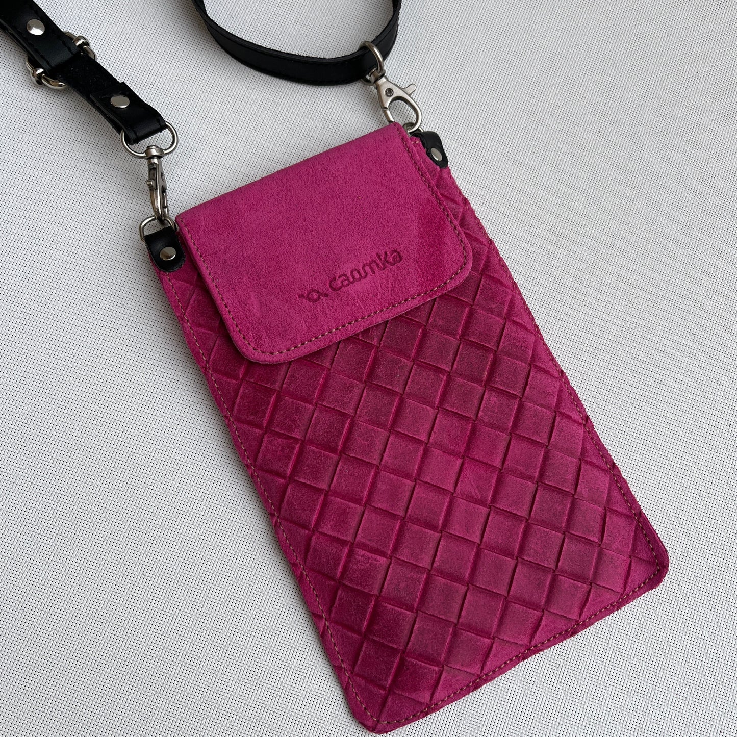 Porta Móvil · Diseño Tierra · Piel Serraje Trenzado · Rosa Fucsia