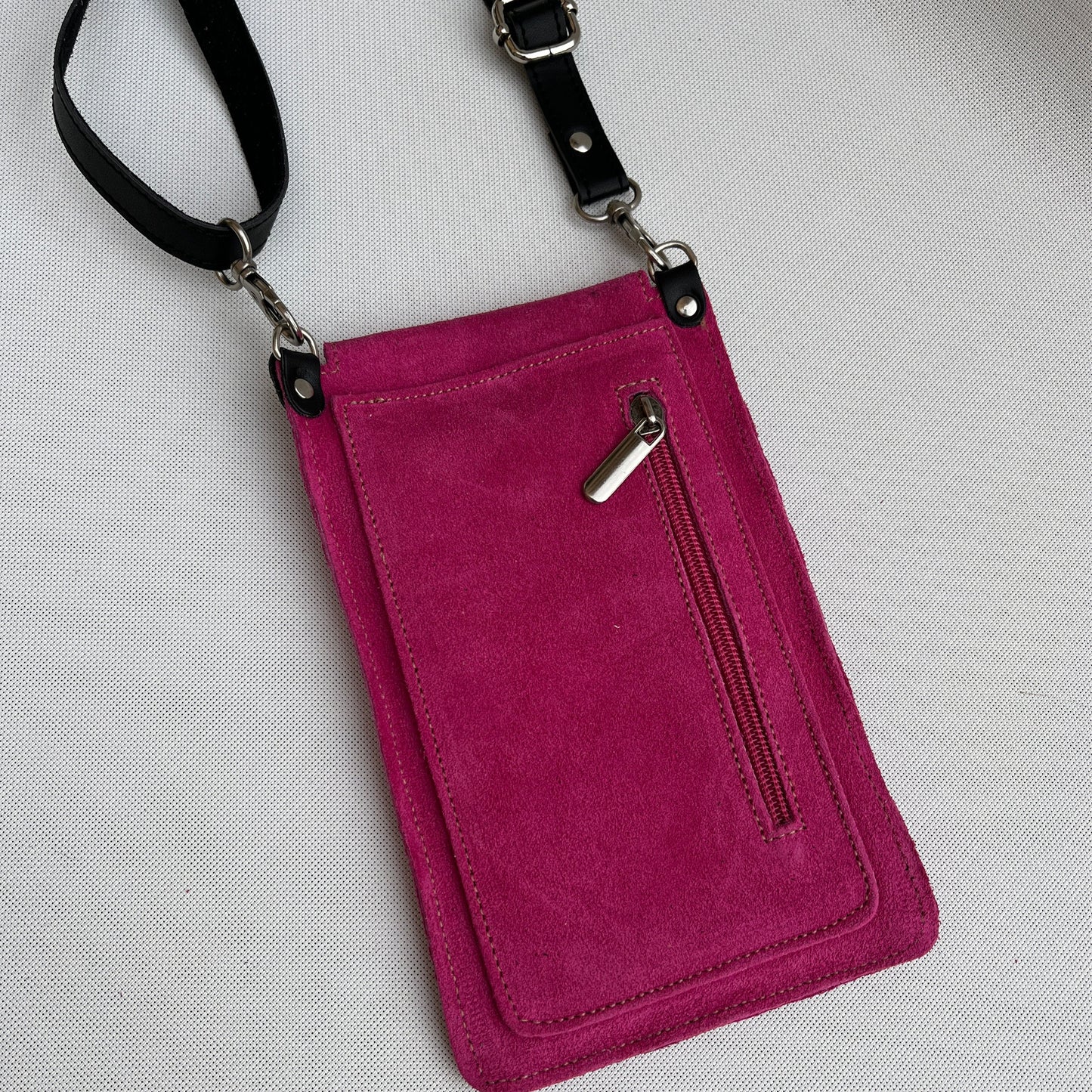 Porta Móvil · Diseño Tierra · Piel Serraje Trenzado · Rosa Fucsia