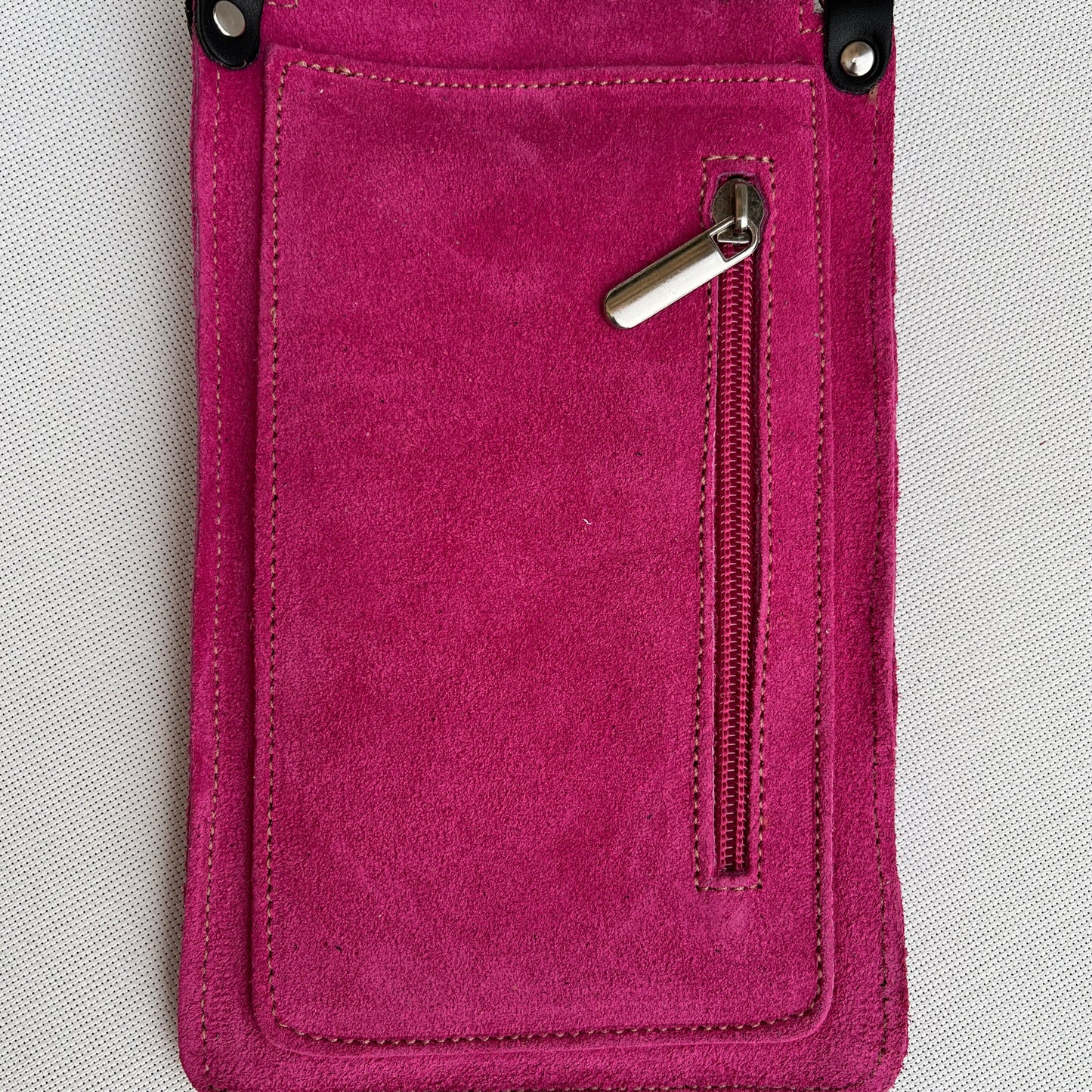 Porta Móvil · Diseño Tierra · Piel Serraje Trenzado · Rosa Fucsia