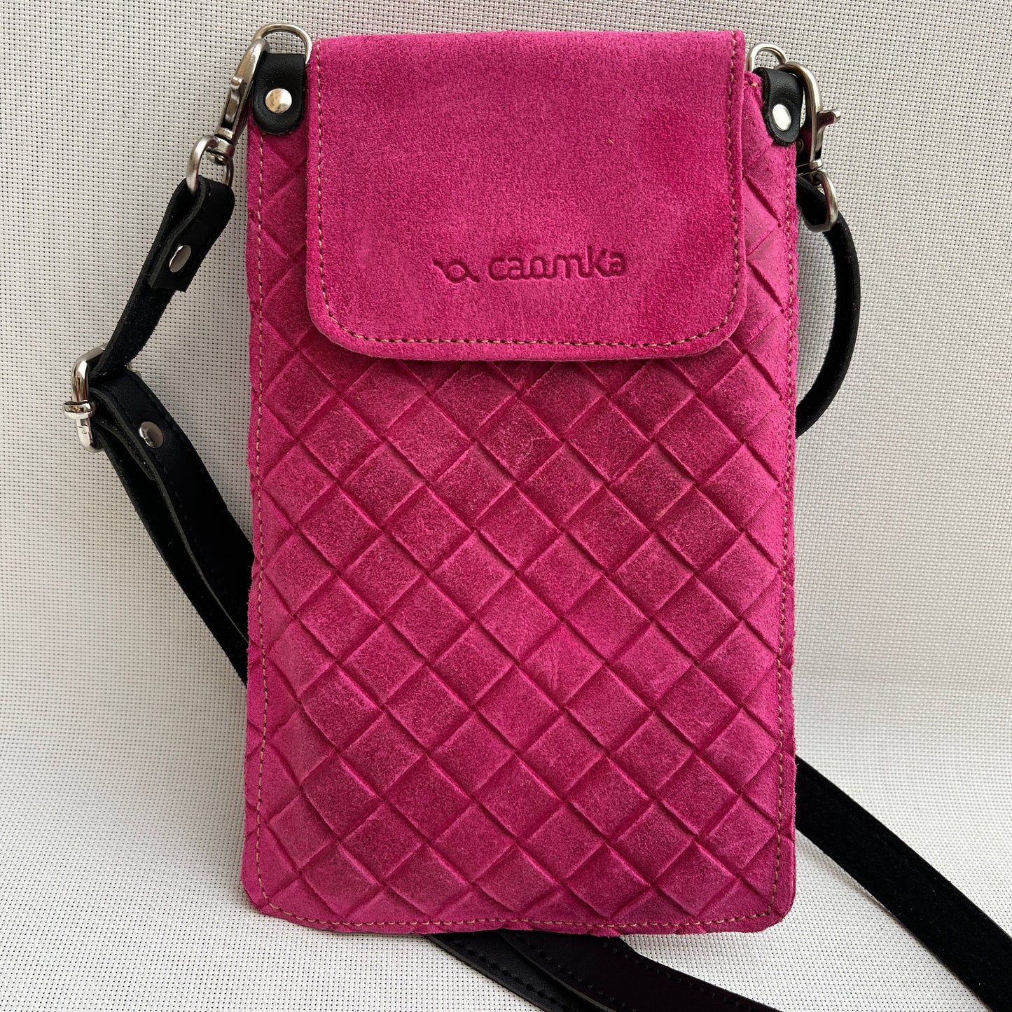 Porta Móvil · Diseño Tierra · Piel Serraje Trenzado · Rosa Fucsia