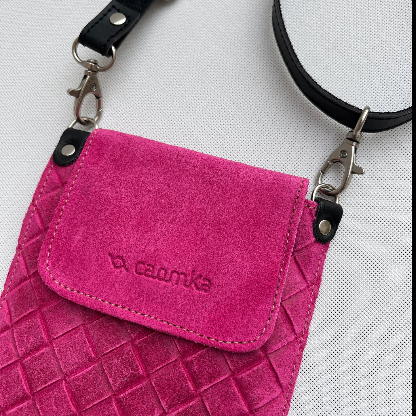 Porta Móvil · Diseño Tierra · Piel Serraje Trenzado · Rosa Fucsia