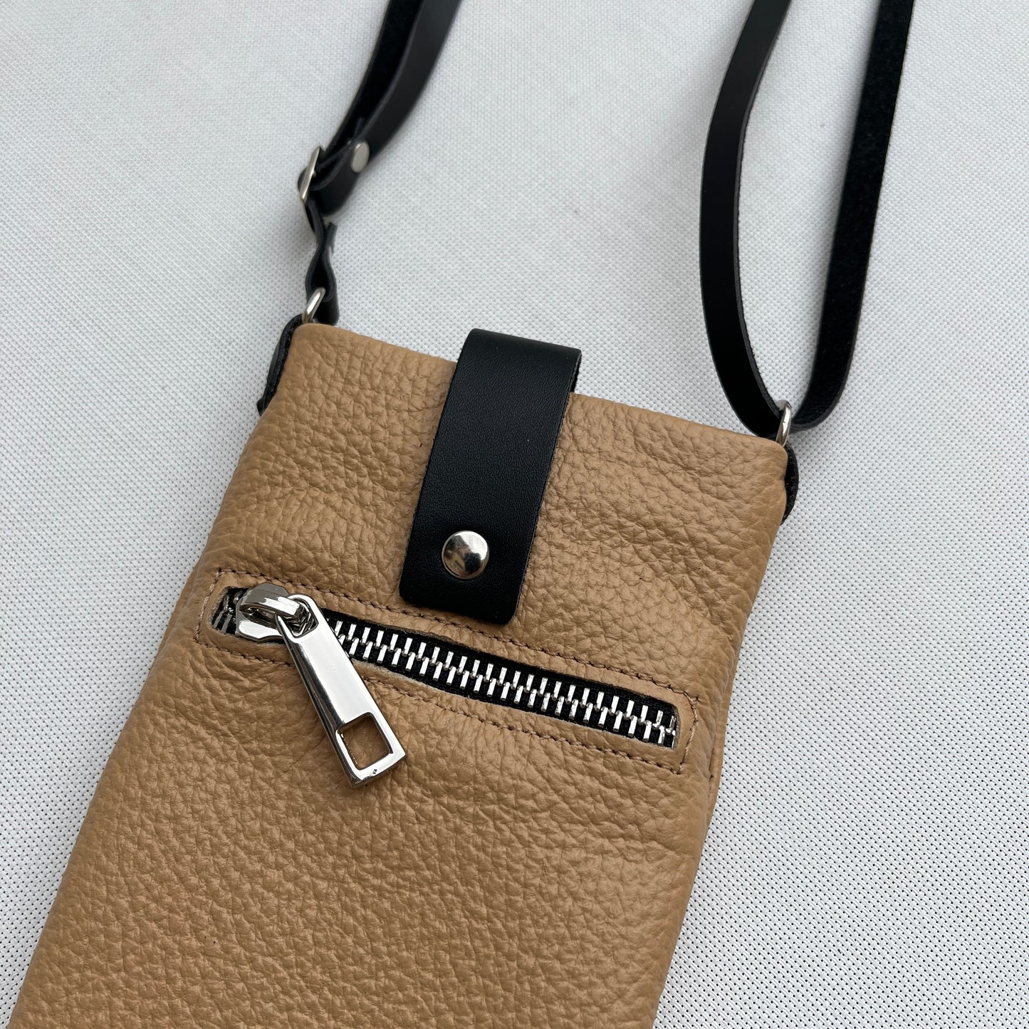 (-50%) Porta Móvil · Diseño Alfa · Piel natural · Camel