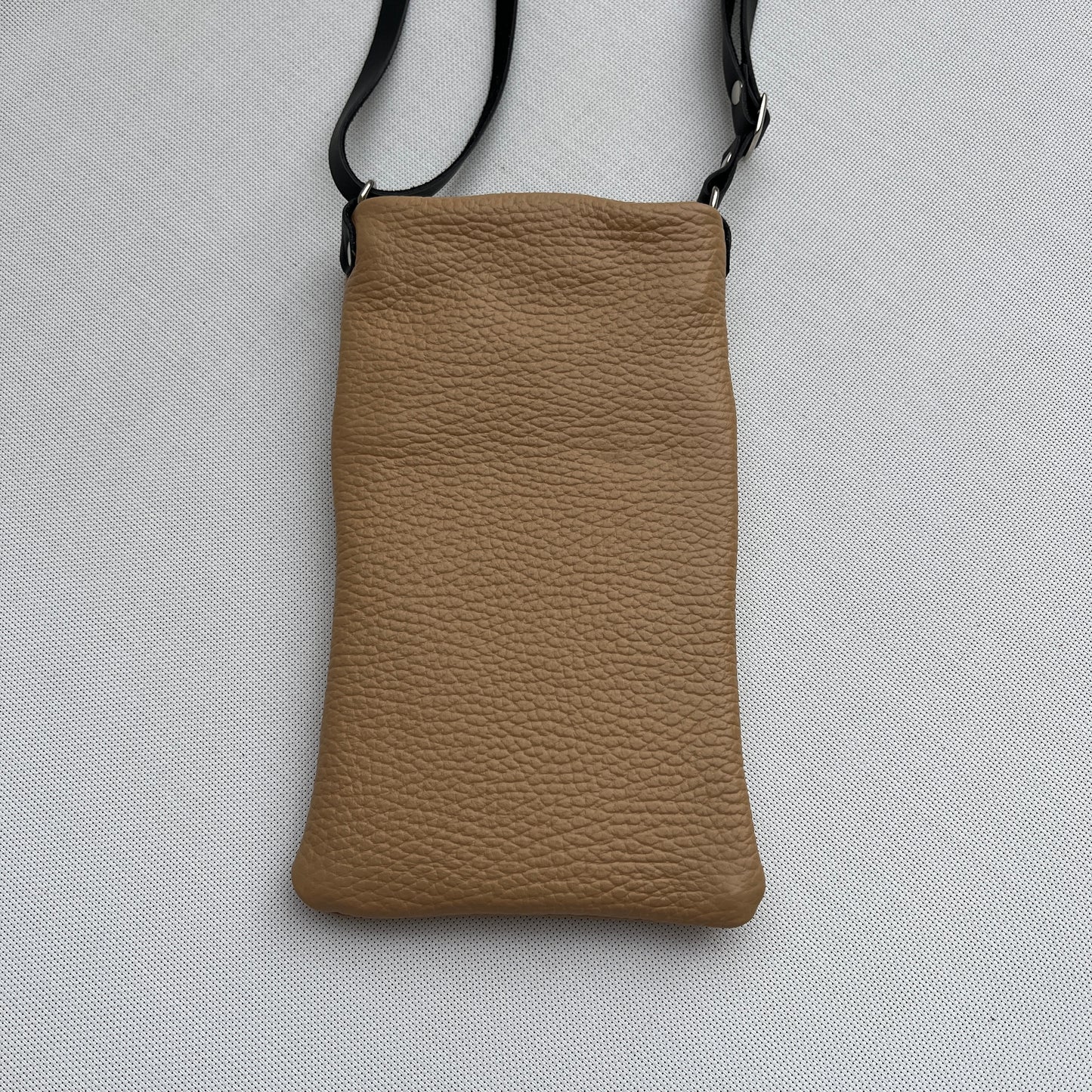 (-50%) Porta Móvil · Diseño Alfa · Piel natural · Camel