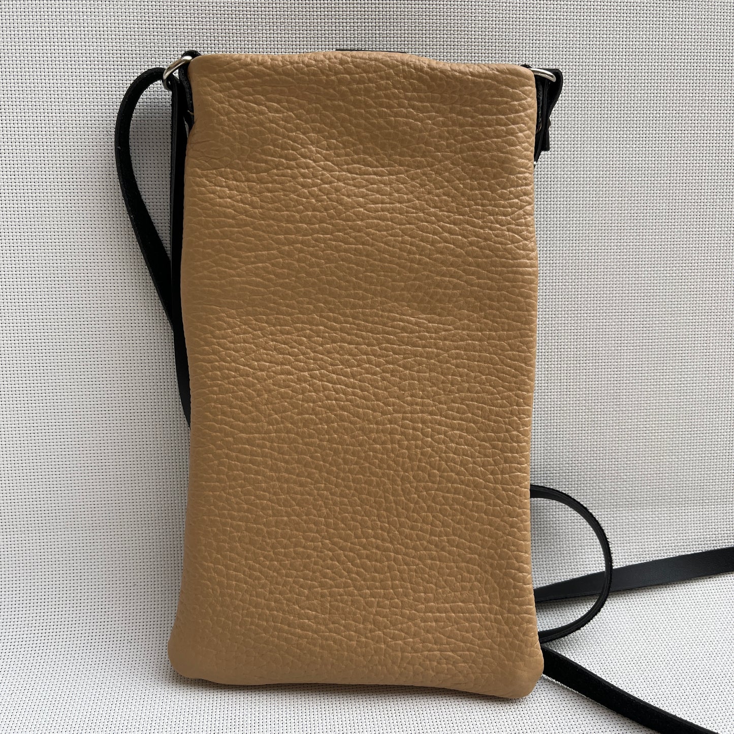 (-50%) Porta Móvil · Diseño Alfa · Piel natural · Camel