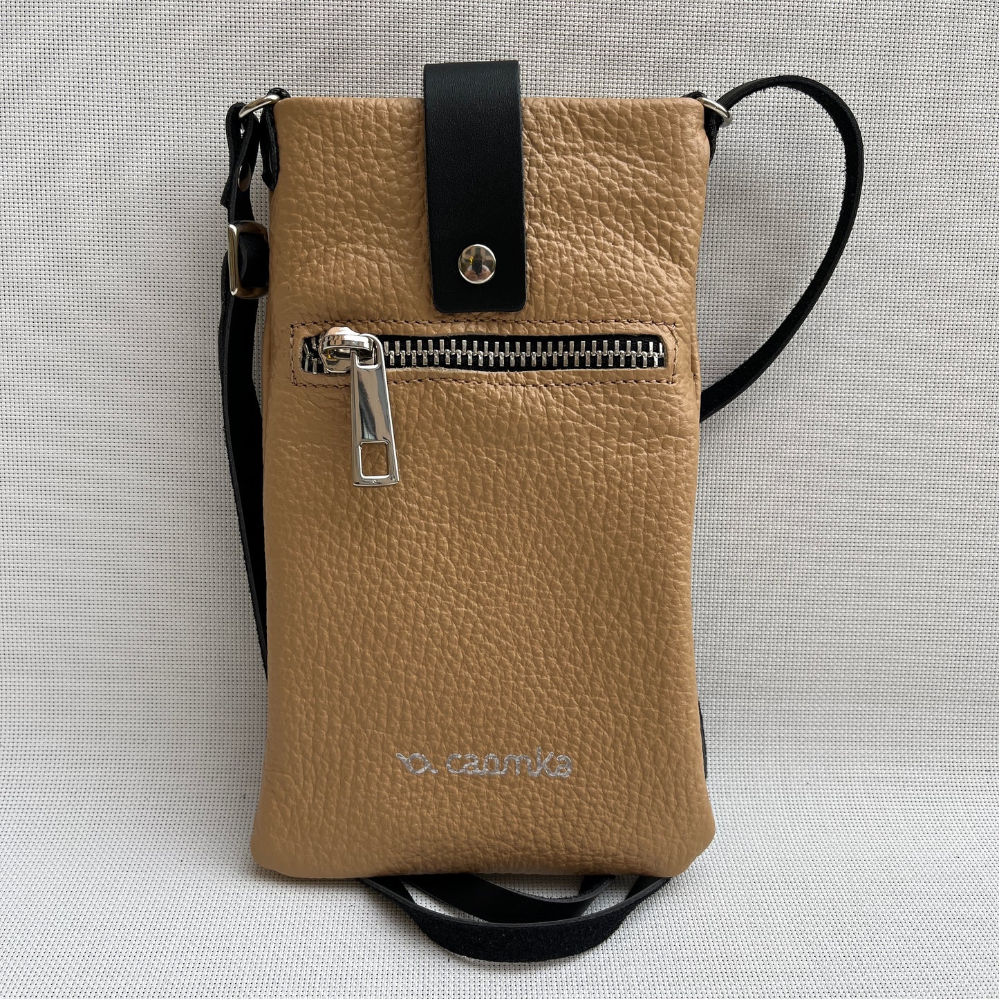 (-50%) Porta Móvil · Diseño Alfa · Piel natural · Camel